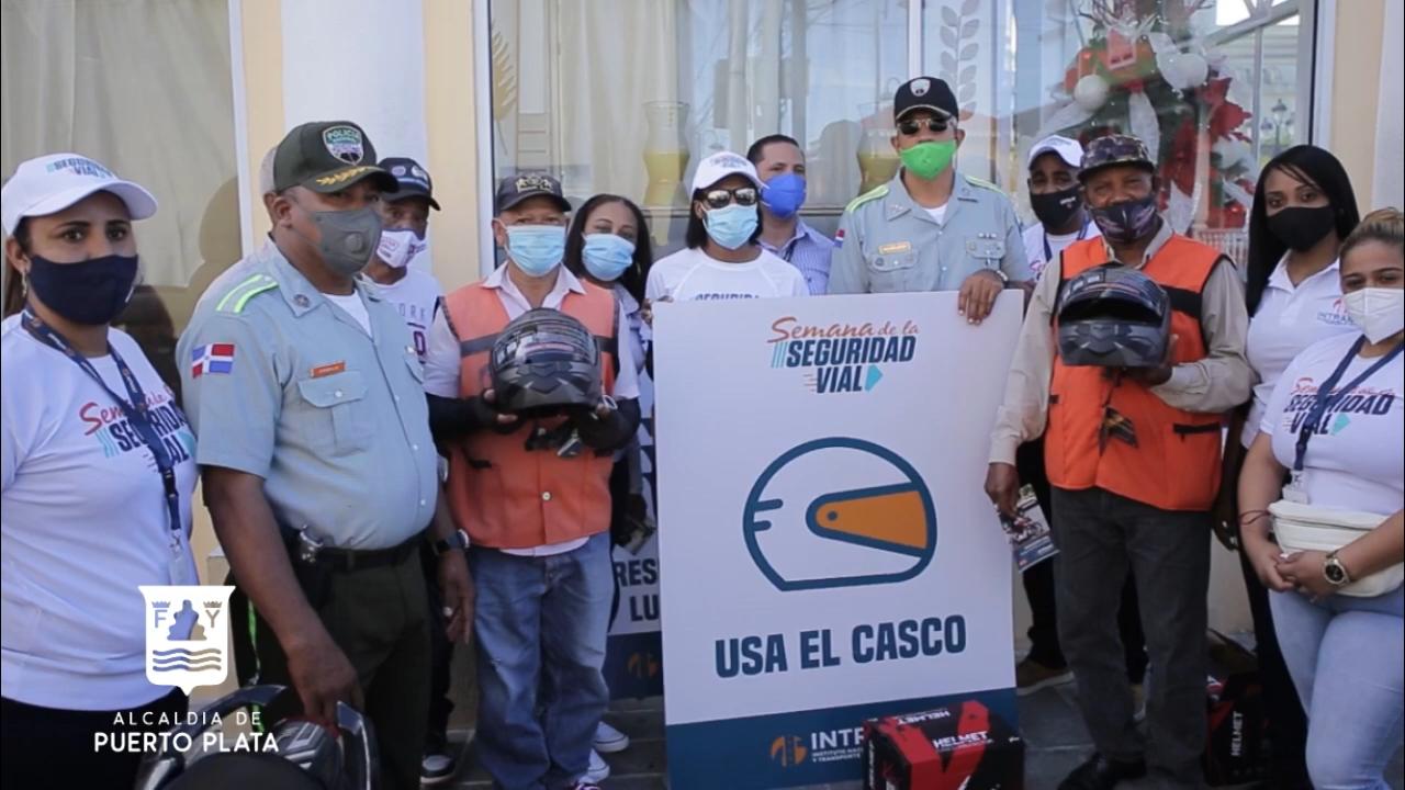 Transito del ayuntamiento colabora con INTRANT durante la semana de seguridad vial.
