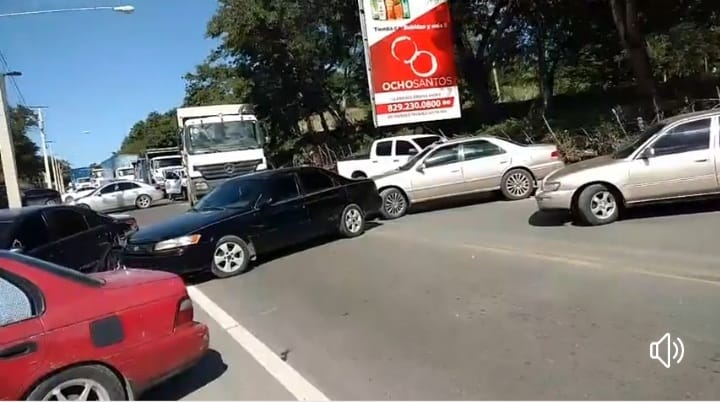 Transportistas paralizan tránsito carretera Puerto Plata Santiago.