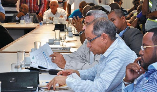 Empresarios, trabajadores y el gobierno anuncian aumento salarial a empleados