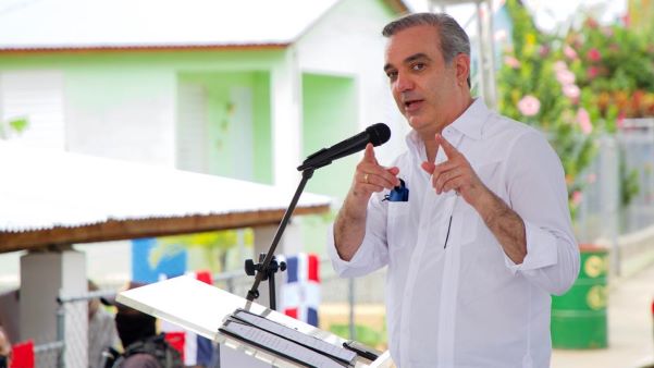 Gobierno entrega títulos a más de mil familias en Santiago