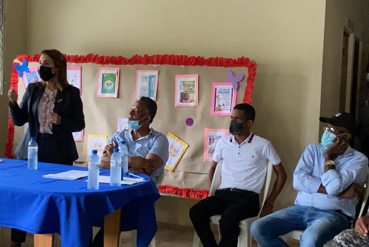 Gobernadora, director junta de Rio Grande y comunitarios realizan encuentro