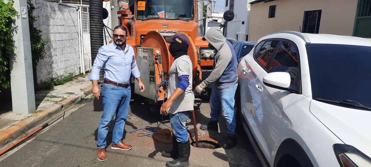 CORAAPPLATA emprende saneamiento cañadas desembocan en el litoral costero, realiza exhaustiva limpieza de líneas sanitarias obstruidas.