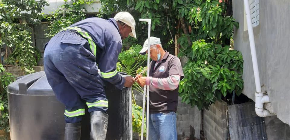 Coraapplata emprende operativo instalación flotas de tinacos y cisternas en sectores populares.