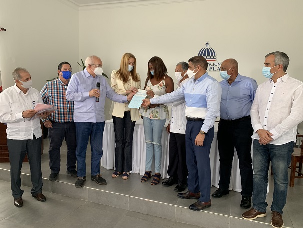 Gobierno entrega recursos productores de cerdo en Puerto Plata