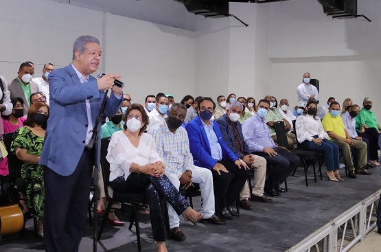 Leonel Fernández juramenta dirigentes del PLD en la Fuerza del Pueblo