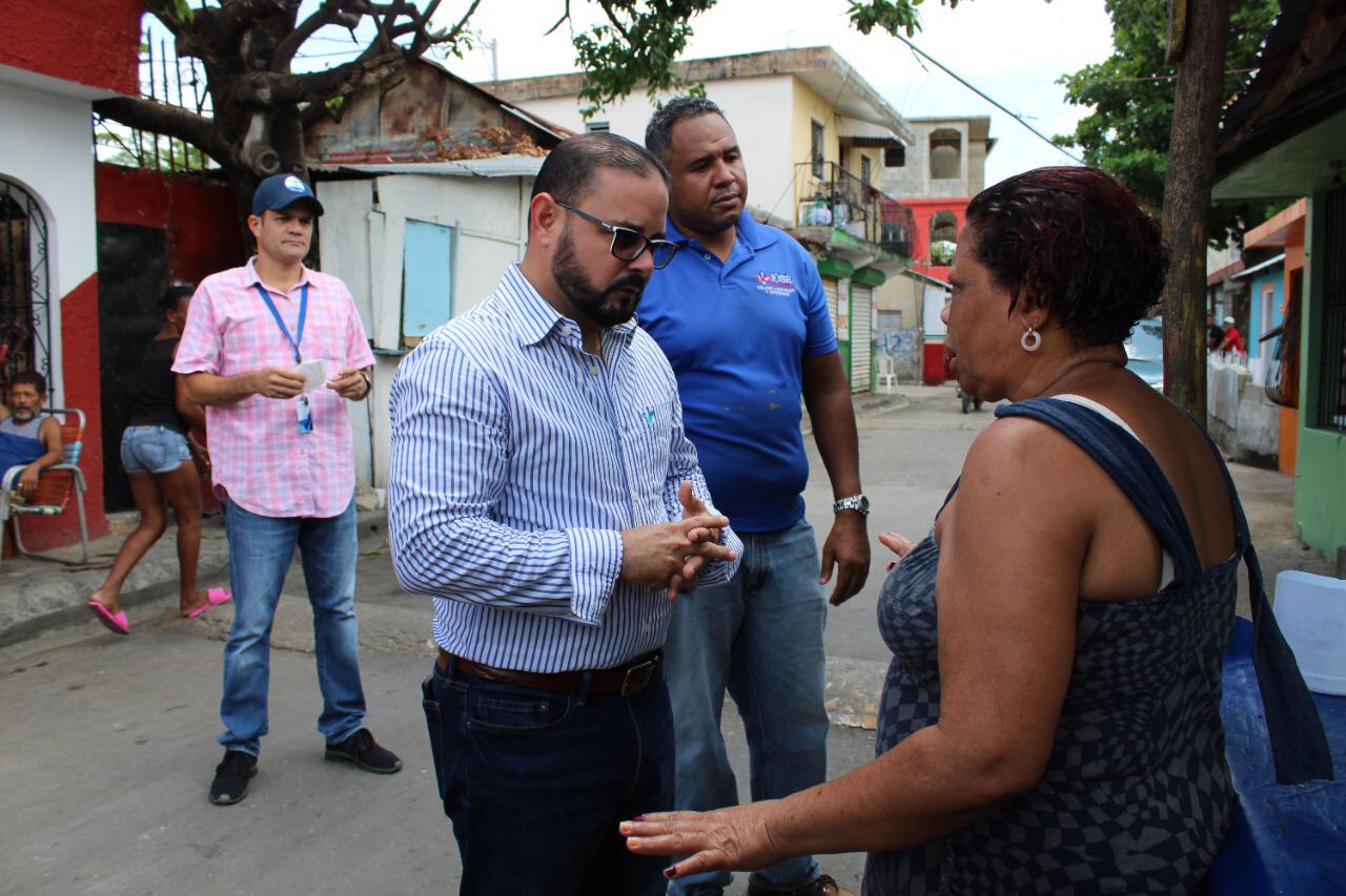 Director de la CORAAPPLATA conversa con ciudadanos de Sosúa, promete solución a problemáticas del agua potable.