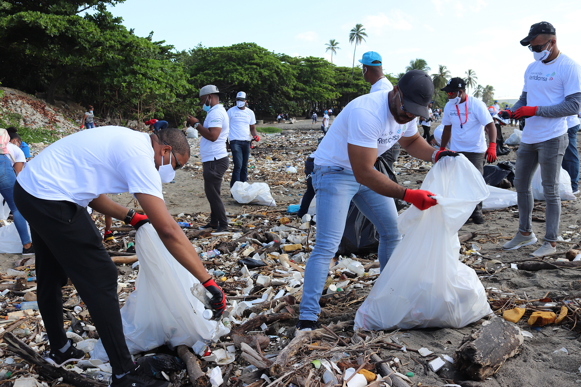 Fundación Refidomsa y Padesha realizan operativo por el Día Internacional de Limpieza de Playas en Gringo