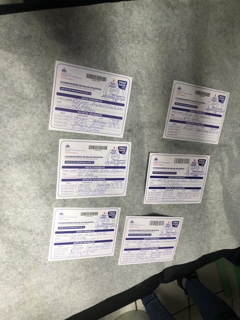 Arrestan extranjera acusada de falsificar tarjetas de vacuna