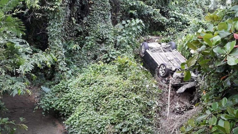 Una persona herida tras volcadura de un auto
