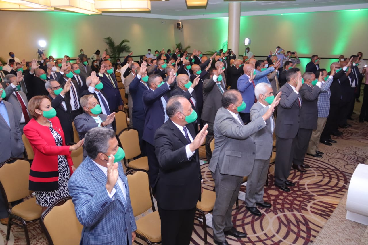 Leonel juramenta en la Fuerza del Pueblo 118 generales retirados