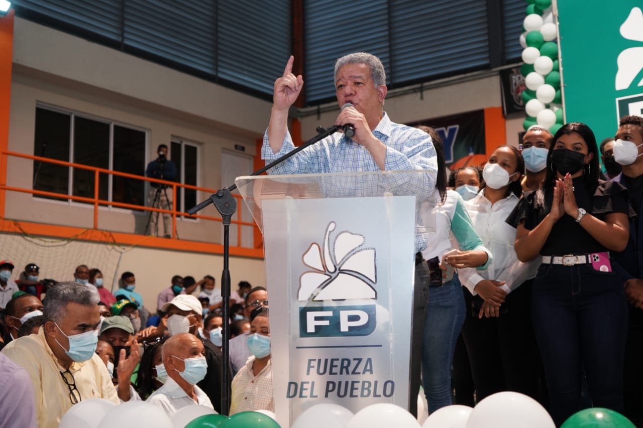 Leonel juramenta nuevos miembros en la Fuerza del Pueblo
