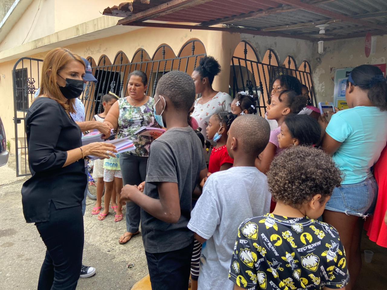Gobernadora de Puerto Plata distribuye útiles escolares
