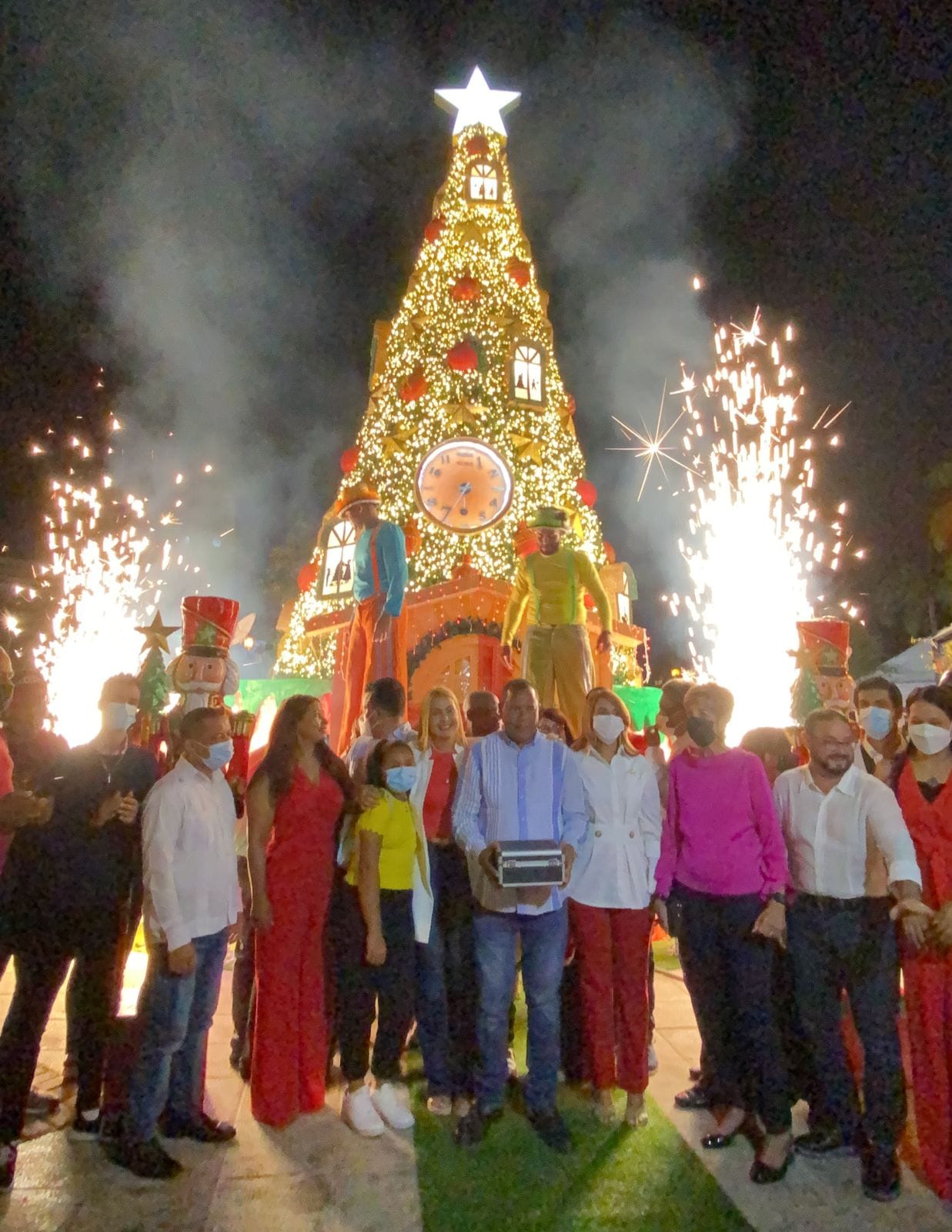 Ayuntamiento enciente árbol de navidad Plaza Independencia