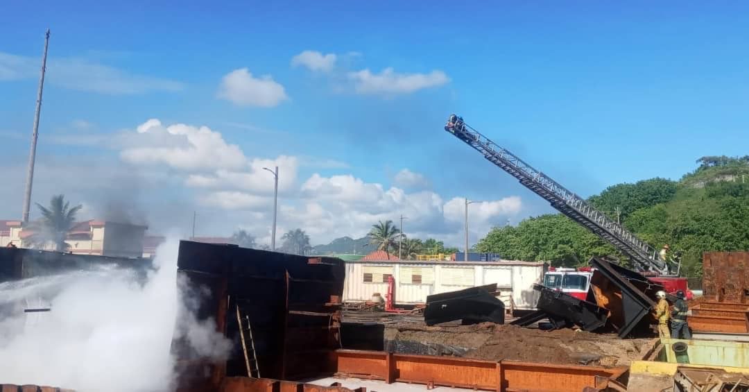 Se registra incendio en barcazas vieja donde operaba generadora San Felipe