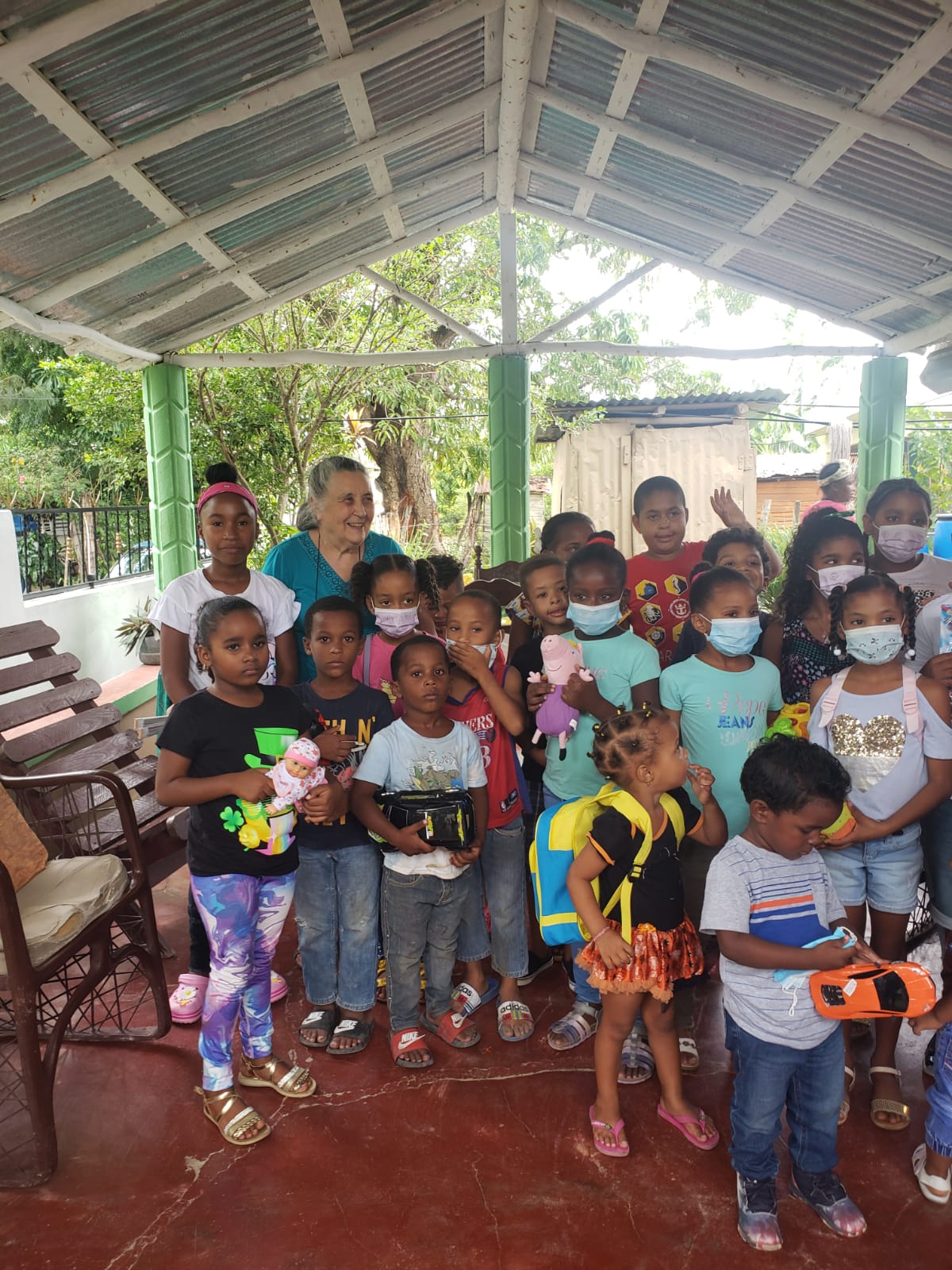 Fundación Internacional entrega obsequios a niños de Villa Isabela y el Javillar