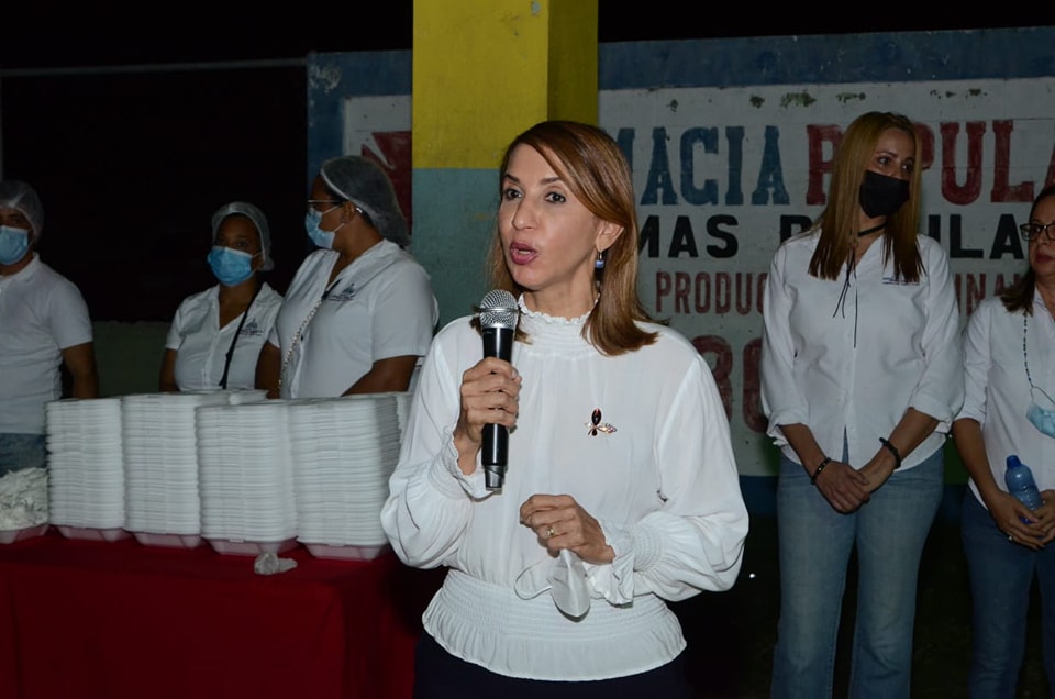 Gobernadora realiza cena navideña a familias del Padre Granero