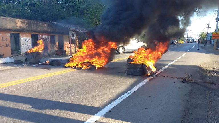 Realizan protesta previó llegada del presidente a San Francisco de Macoris