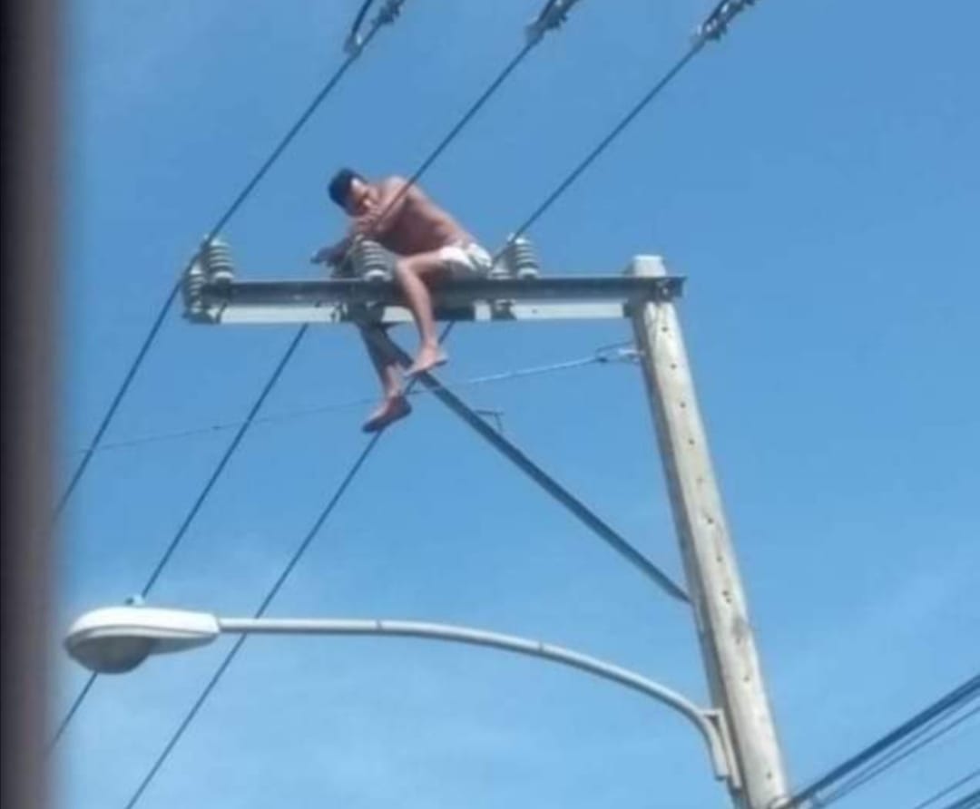Venezolano se encumbra en poste del tendido eléctrico en Cabarete