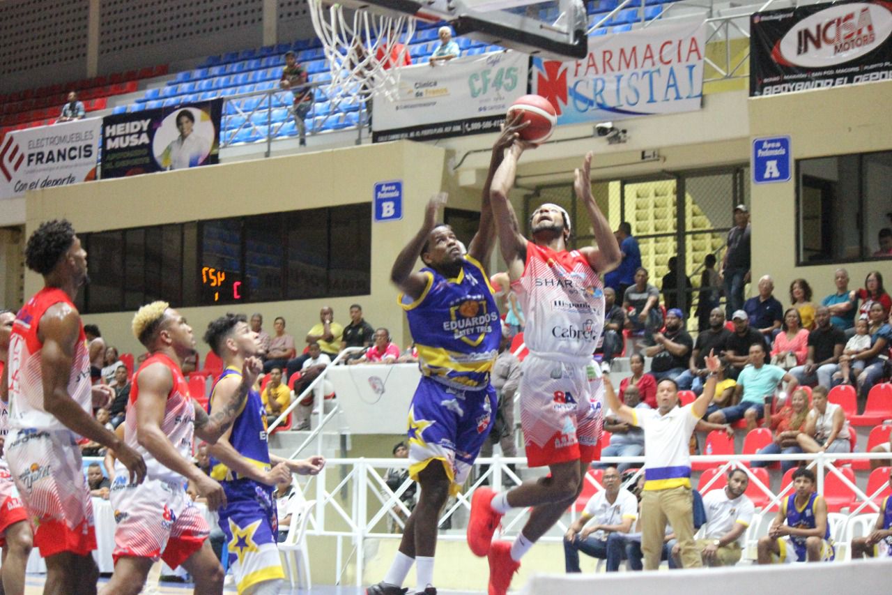 Correcaminos de la Parte Baja y Sosúa Sharks triunfan en basket de Puerto Plata