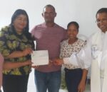 Ayuntamiento de Imbert entrega recursos mejora capilla Los Llabones