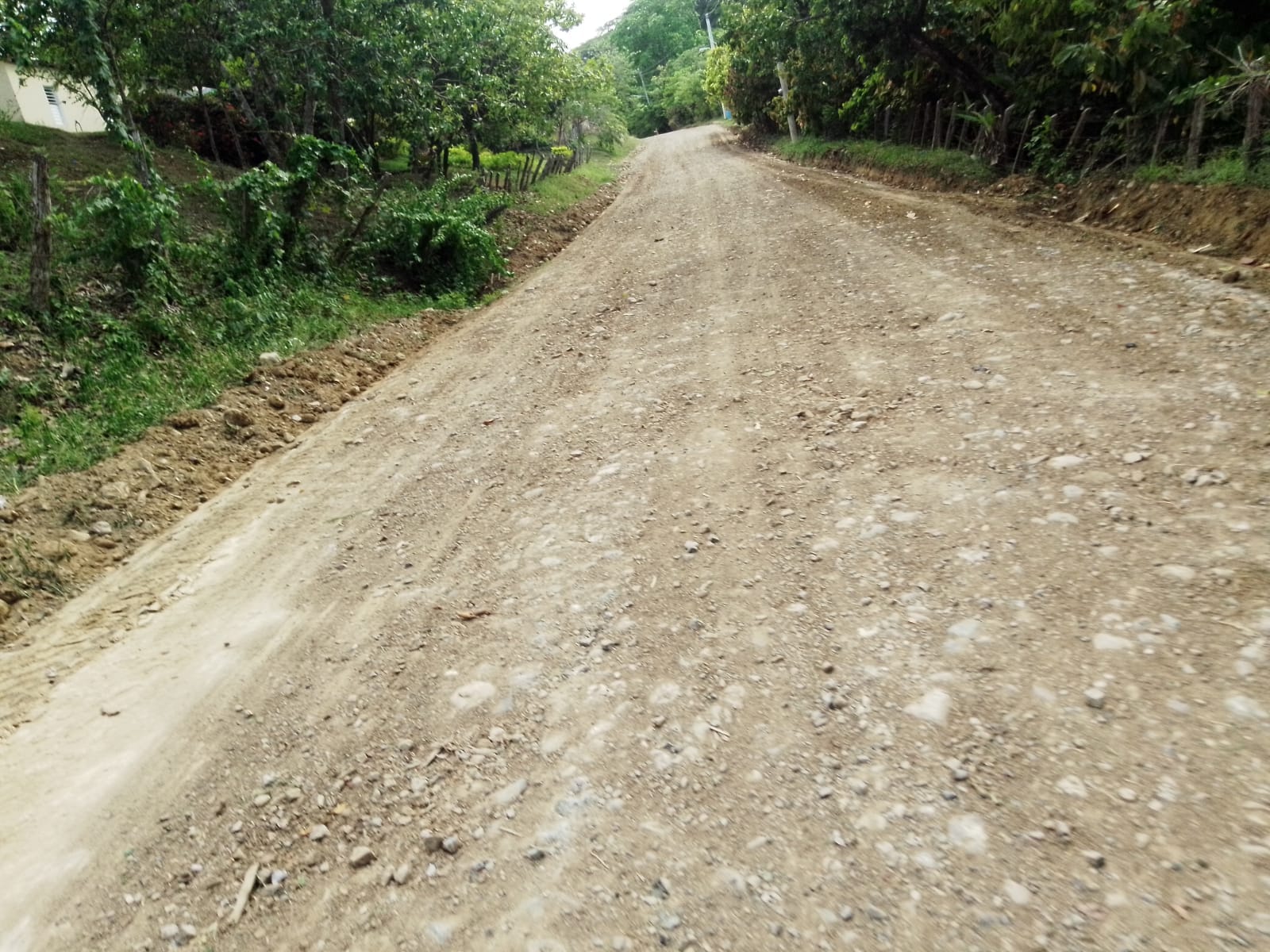Ayuntamiento de Guananico acondiciona caminos vecinales