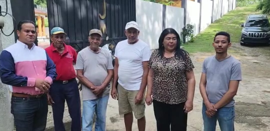 Momy otorga recursos ayuda construcción muros en Imbert