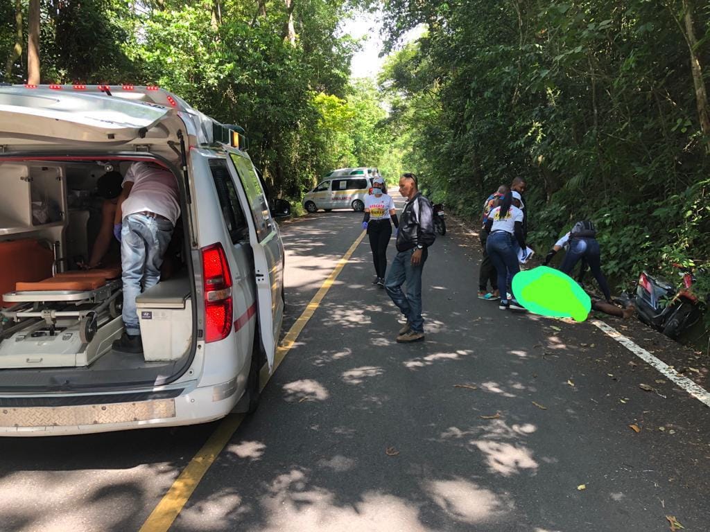 Dos personas lesionadas carretera conduce al teleférico