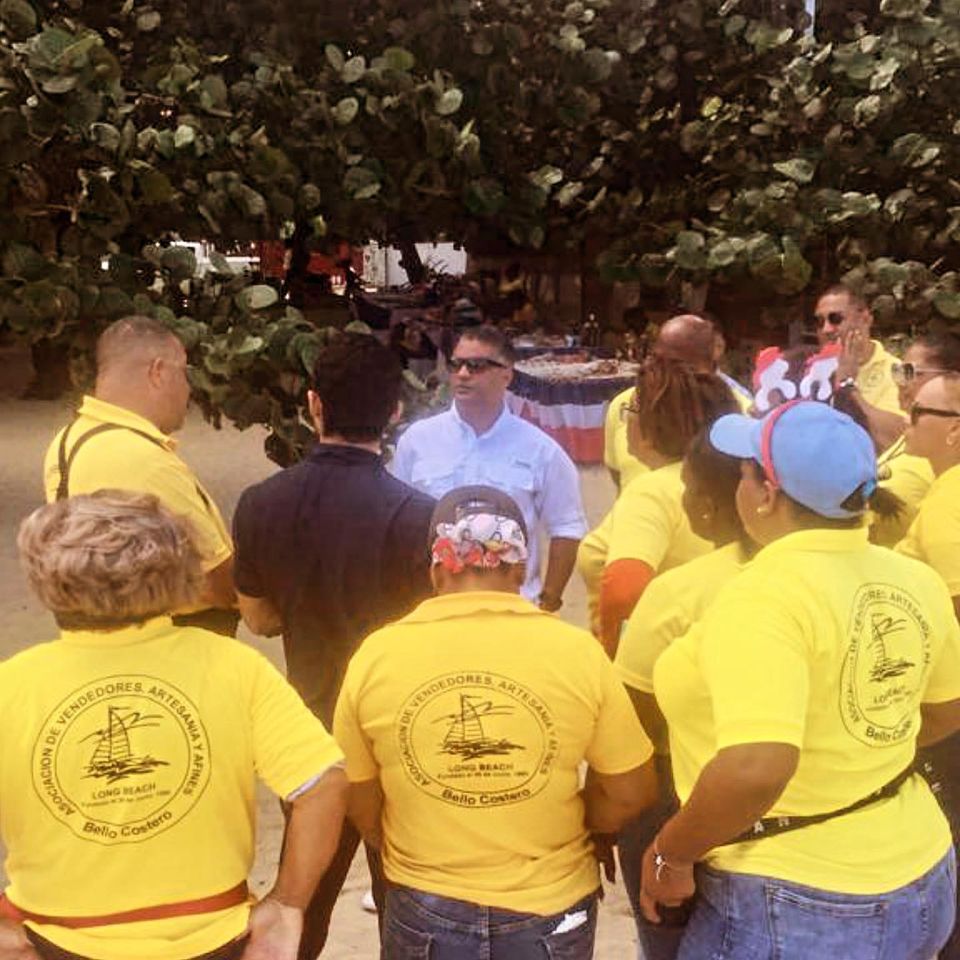 Atahualpa Paulino realiza recorrido por playas habla con vendedores