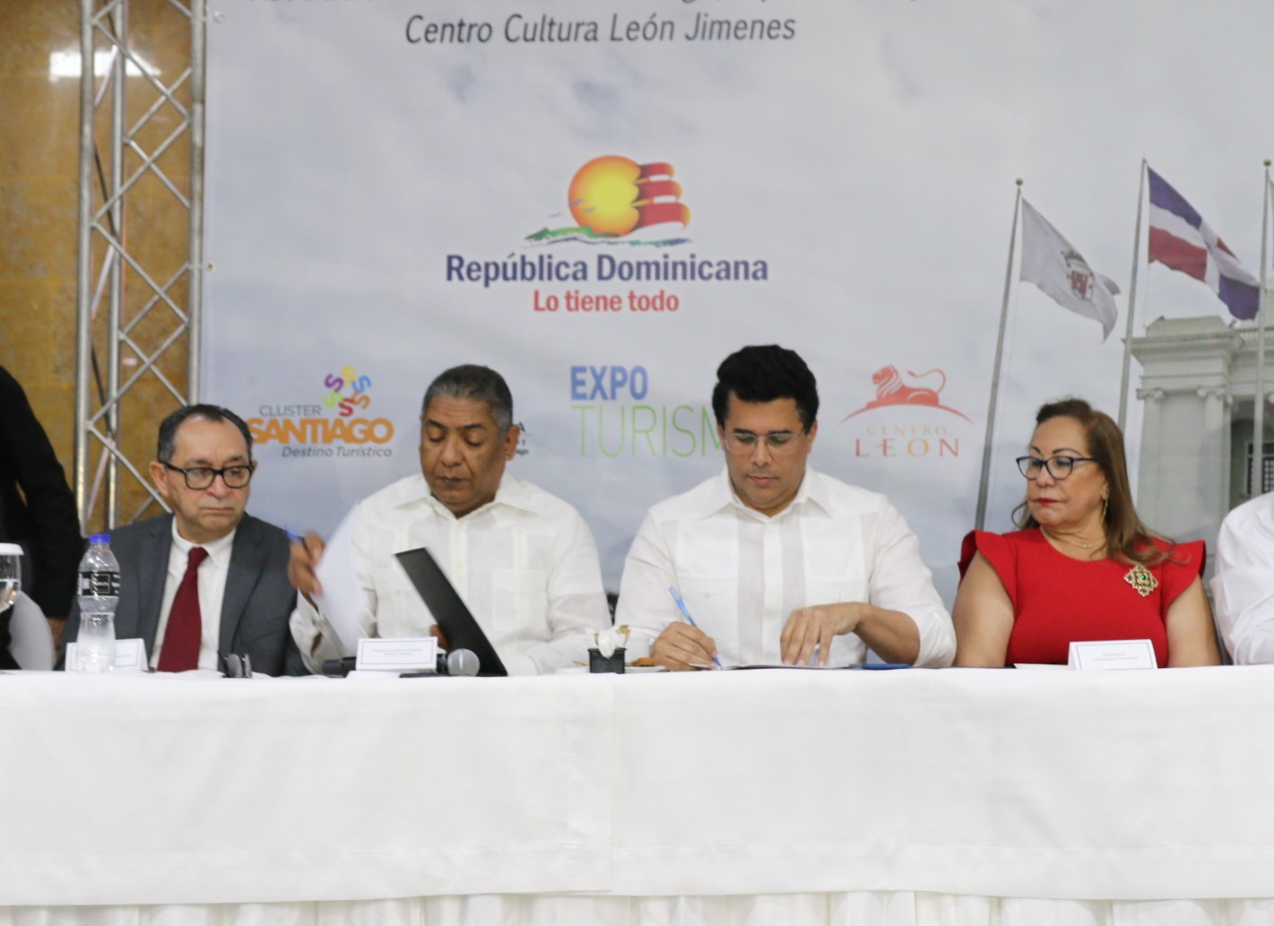Ministro de Turismo firma acuerdo con Clúster Santiago Destino Turístico
