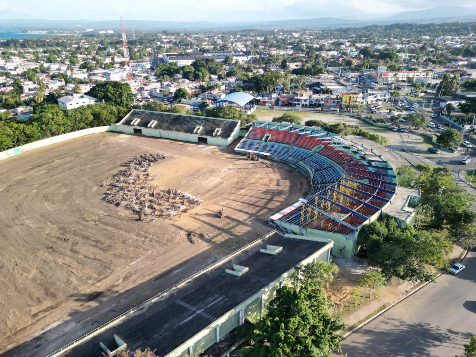 Avanzan trabajos remoción estadio José Briseño