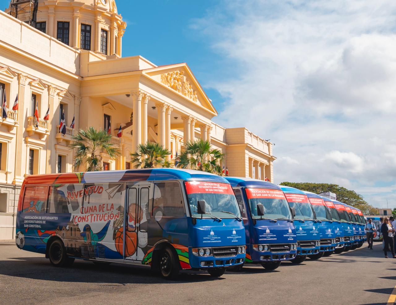 Presidente Abinader Encabeza Entrega 50 autobuses para asociaciones de estudiantes universitarios