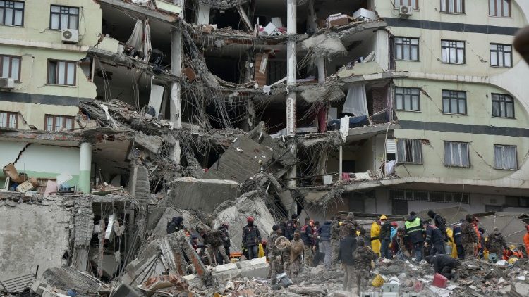 Se eleva a 3000 los muertos en el terremoto de Turquía y Siria
