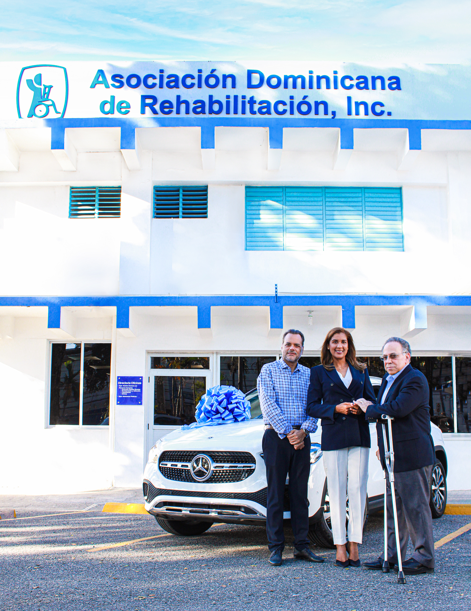 Rehabilitación entrega vehículo a ganadora de su último sorteo