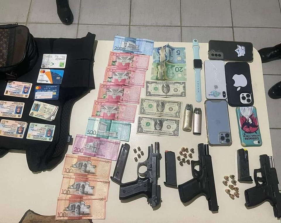 Arrestan cinco individuos con varias armas ilegales