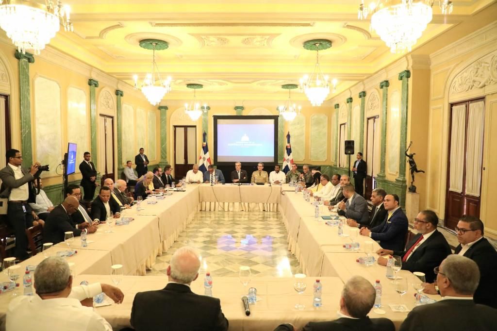 Presidente Abinader encabeza reunión con liderazgo político nacional