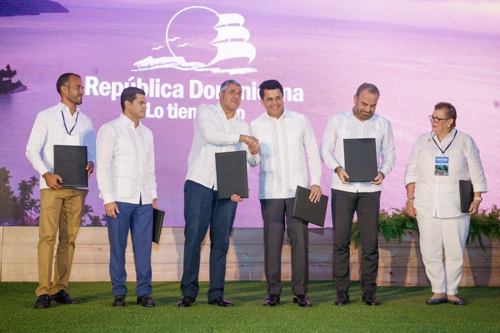 David Collado y secretario general de la OMT firman declaración compromiso