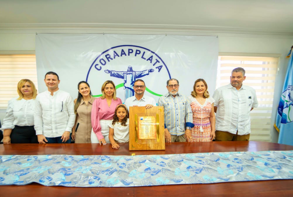 Reconocen a Oliver Nazario Brugal por su alta gerencia y éxitos obtenidos al frente de CORAAPPLATA