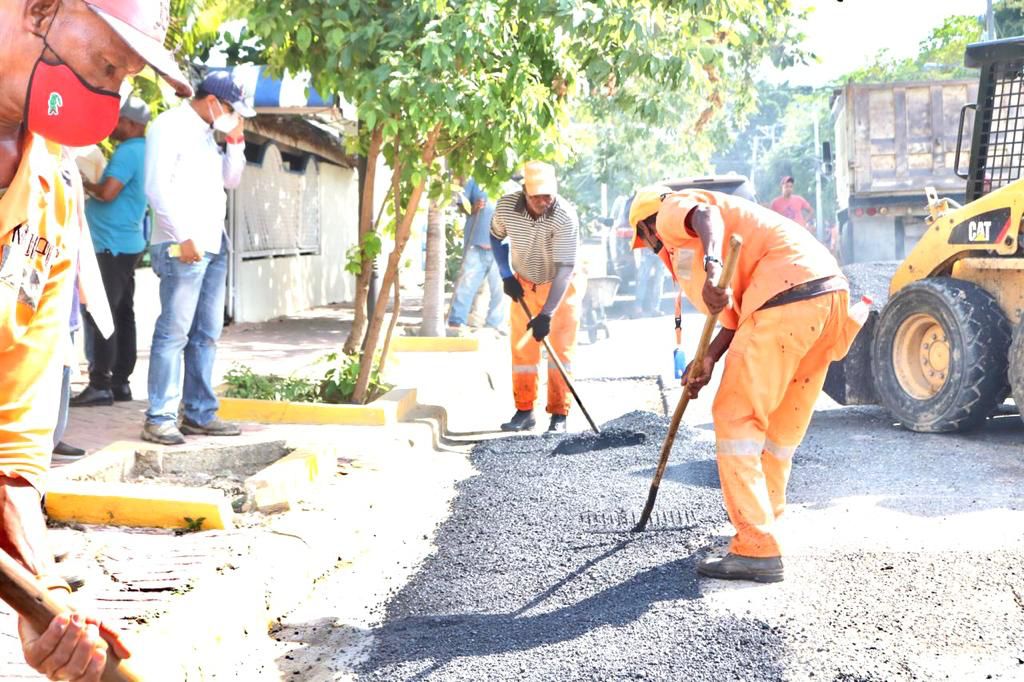 Ayuntamiento y Obras Publicas inician programa de bacheo
