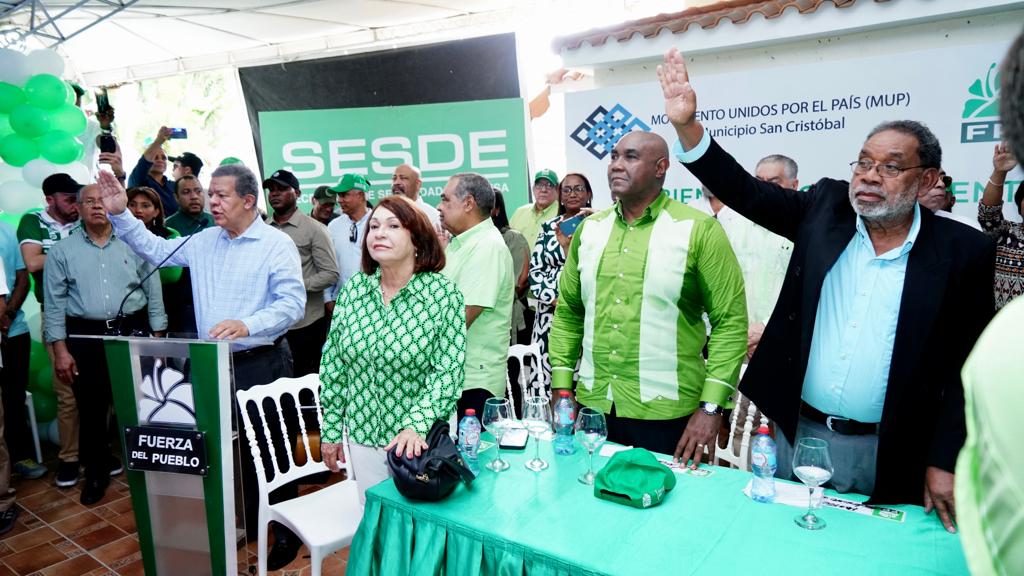 Leonel juramenta en la Fuerza del Pueblo a dirigentes del PRM en San Cristóbal