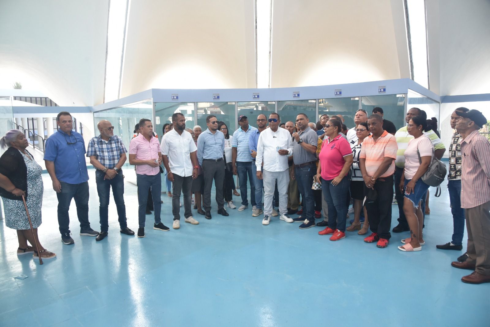 Ayuntamiento inicia entrega de locales en el remozado mercado de aquí