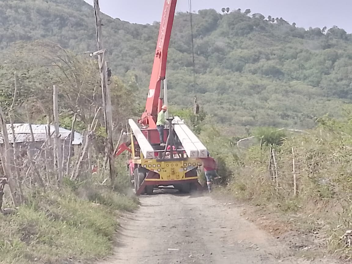 Residentes en Los Vicentes Loma de la Bestia dicen los dejaron fuera del programa estabilización eléctrica