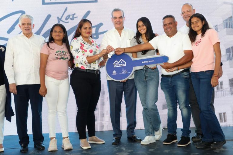Abinader entrega 404 nuevos apartamentos en Santiago