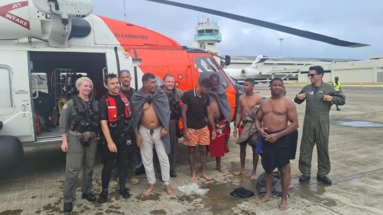 Recatan 12 tripulantes buque de carga se hundió en alta mar