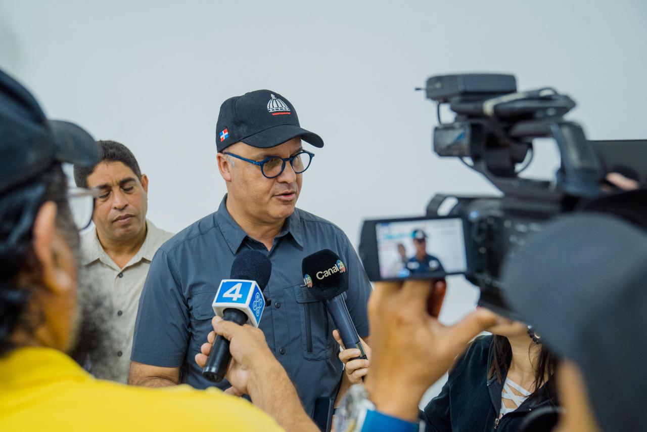 “Gobierno entrega miles de raciones y enseres a familias afectadas por las lluvias en Montecristi”