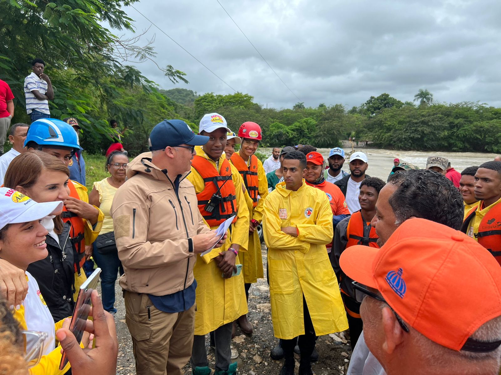 Ministro Igor Rodríguez lleva ayudas a los afectados por las lluvias en Puerto Plata