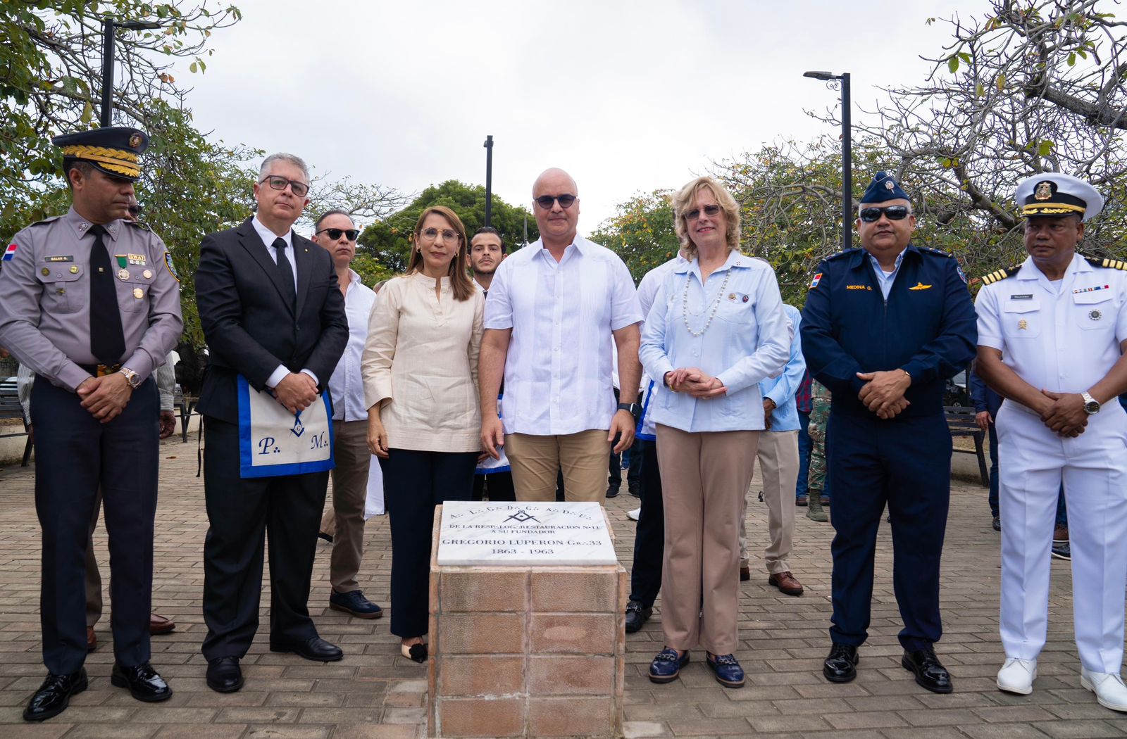 Igor Rodríguez Durán repone tarja en parque de Puerto Plata que fue robada por antisociales