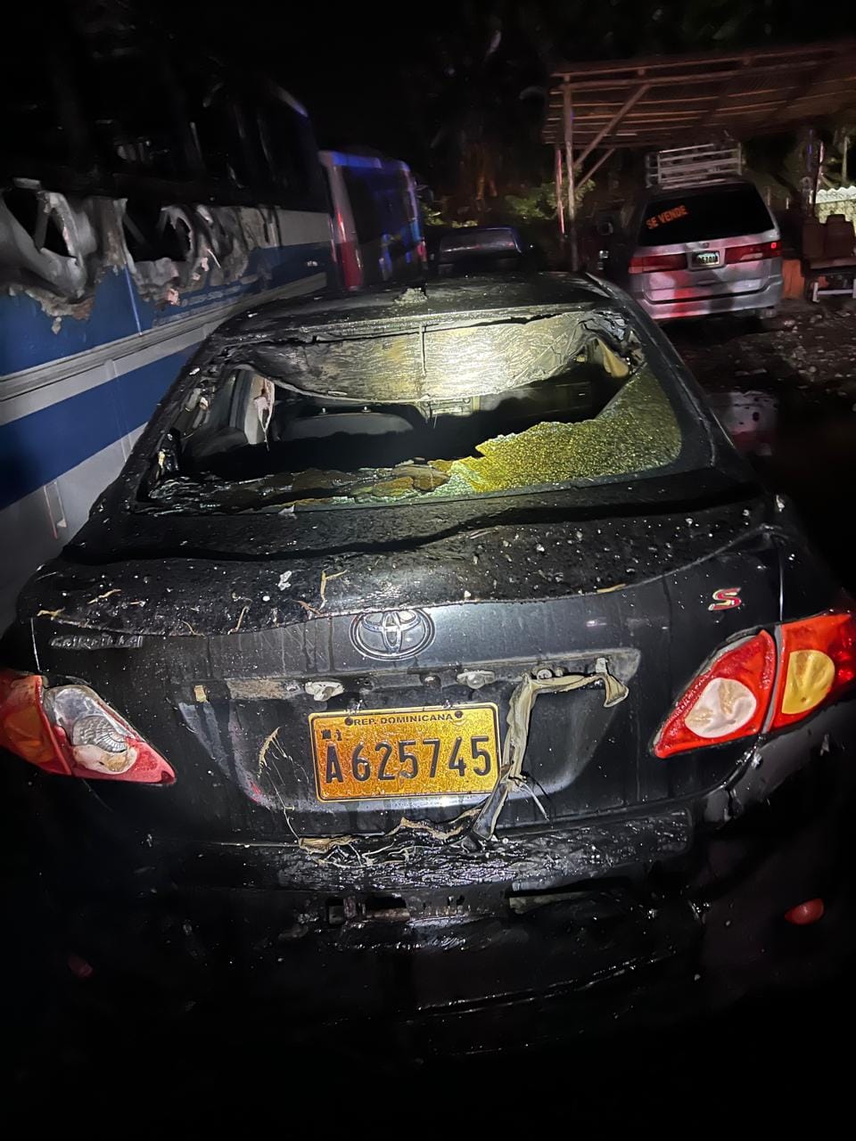 Incendio destruye varios vehículos en esta ciudad