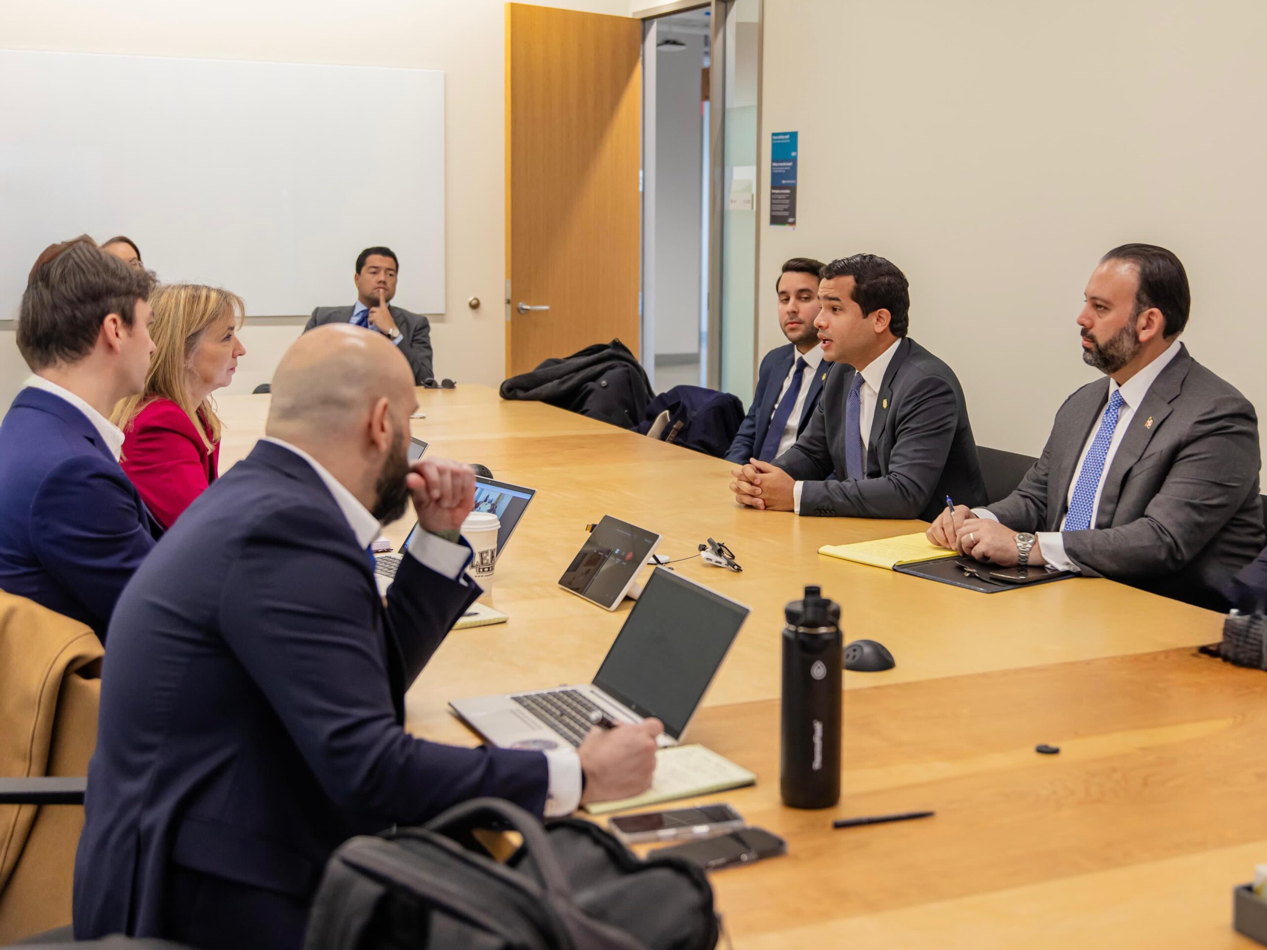 Omar Fernández se reúne con altos ejecutivos de Amazon