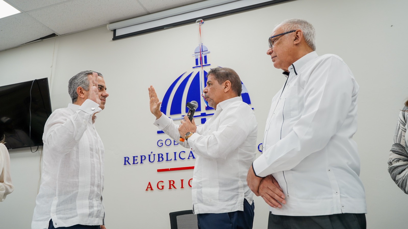 Juramentan a Iván Hernández Guzmán como director de Intabaco