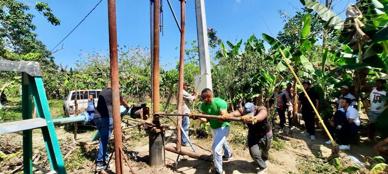 CORAAPPLATA instala nueva bomba y restablece servicio de agua a comunidad Martín Alonso de Luperón